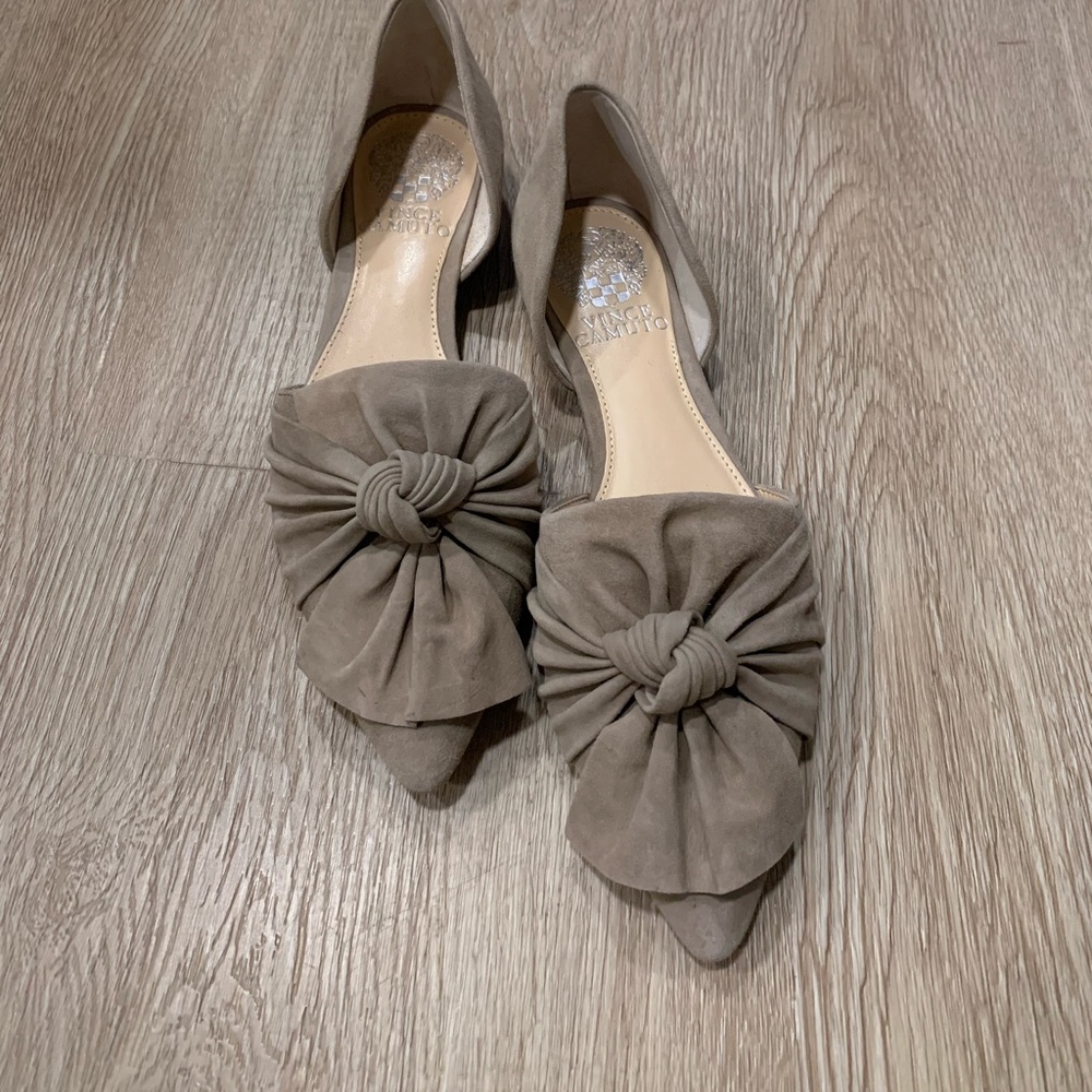 EUC Vince camuto taupe suede flats